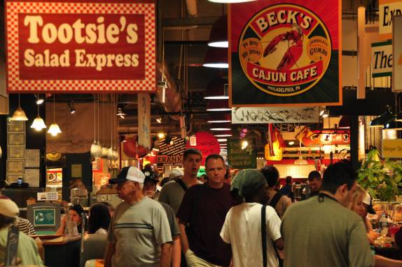 O movimentado e tradicional Reading Market, em Philadelphia, em Pennsylvania, nos Estados Unidos